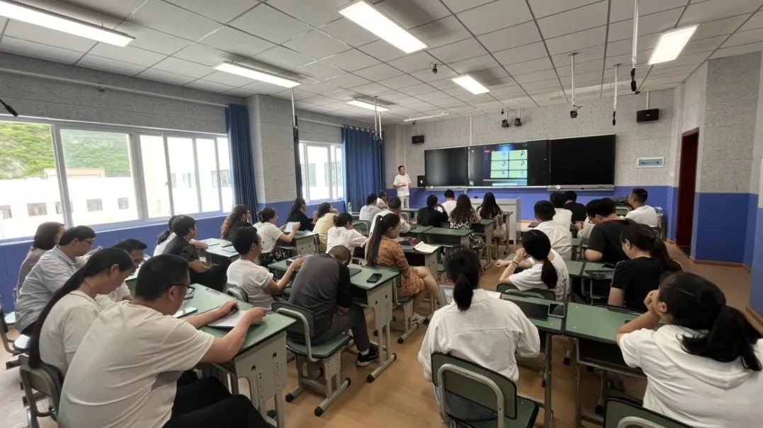 1722909795826771.jpg 学而思学习机产品老师为泸定县二郎山片区寄宿制学校的老师们讲解学习机使用.jpg